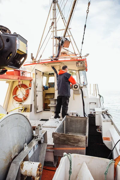 Fischer steuert das Boot — Stockfoto