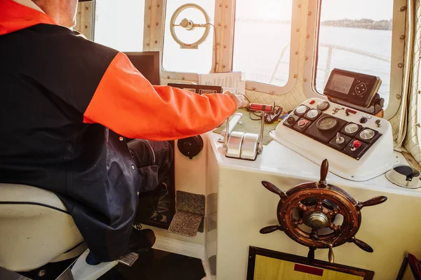 Fisherman steers the boat — Stock Photo, Image