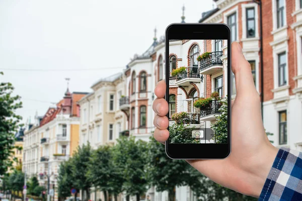 Man photographed building. — Stock Photo, Image