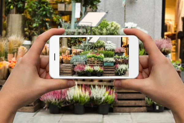 A woman photographs the bouquets — Stock Photo, Image