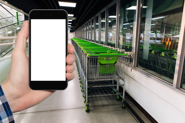 La mano de un hombre con un smarphon — Foto de Stock