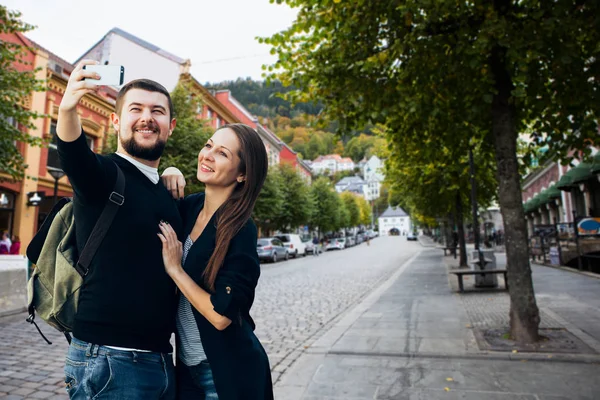 Casal jovem fazendo selfie por telefone — Fotografia de Stock