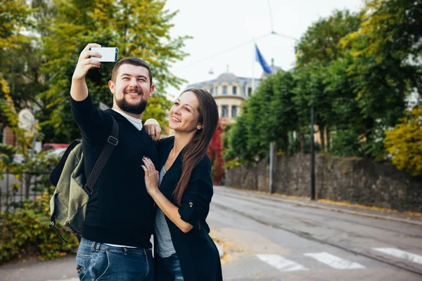 Mladý pár selfie telefonicky — Stock fotografie