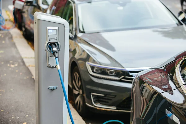 Elektrische auto opladen op station — Stockfoto