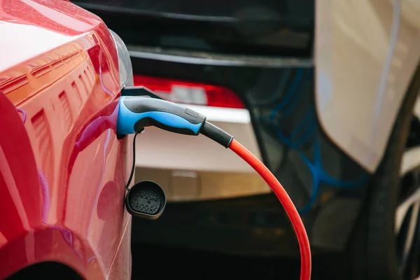 Elektrische auto opladen op station — Stockfoto