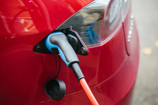 Elektrische auto opladen op station — Stockfoto