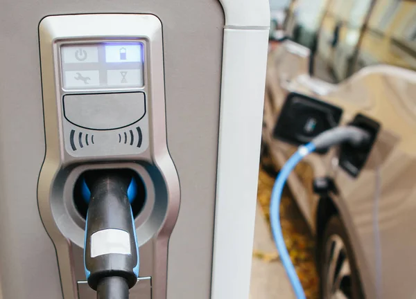 Elektrische auto op het laadstation — Stockfoto