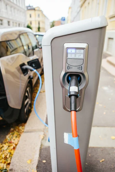 Elektrische auto op het laadstation — Stockfoto