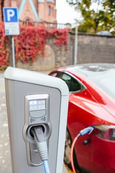 Elektrische auto op het laadstation — Stockfoto