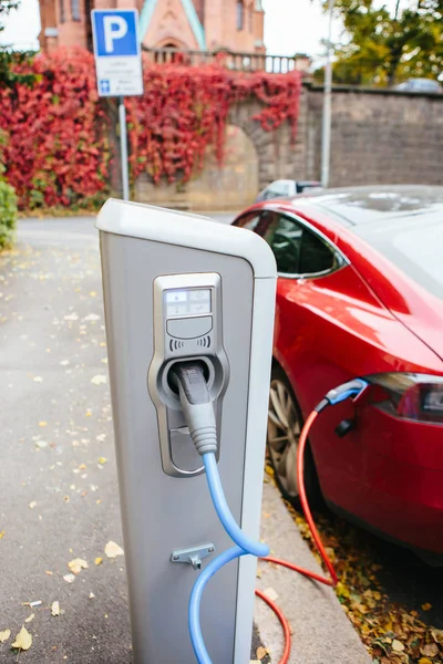 Elektrische auto op het laadstation — Stockfoto