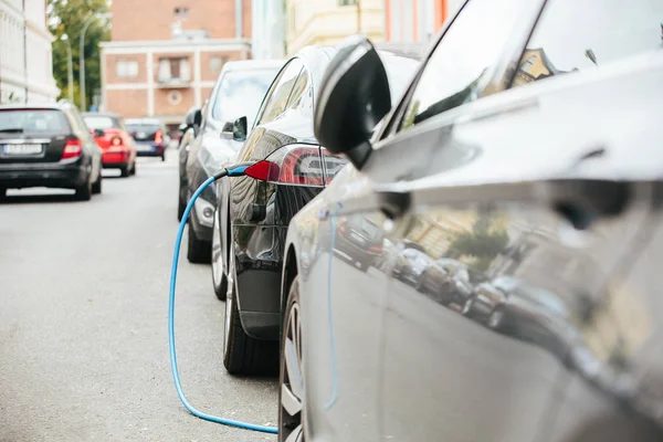 Elektrische auto op het laadstation — Stockfoto