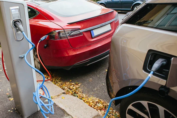 Elektrische auto op het laadstation — Stockfoto