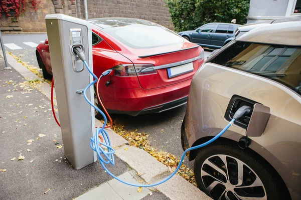 Electric car at the charging station — Stock Photo, Image