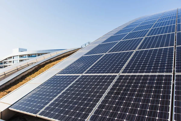 Painéis solares no telhado do edifício — Fotografia de Stock