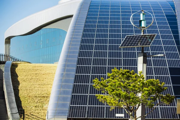 Painéis solares no telhado e uma turbina eólica — Fotografia de Stock