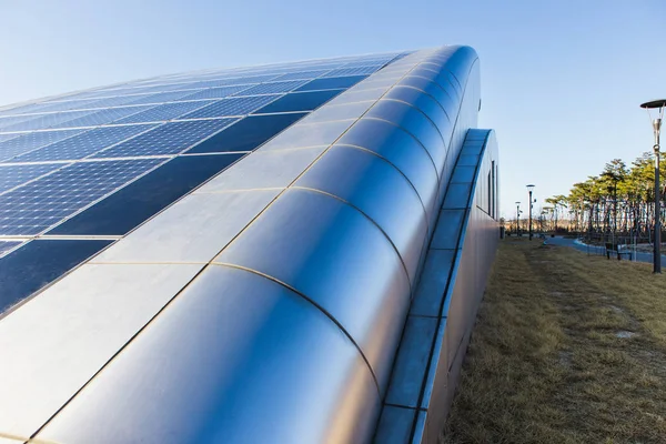 Zonnepanelen op het dak van het gebouw — Stockfoto