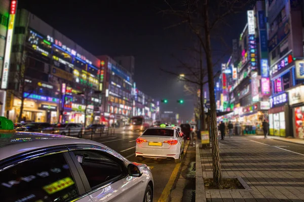 Нічне місто в Азії з автомобілями — стокове фото