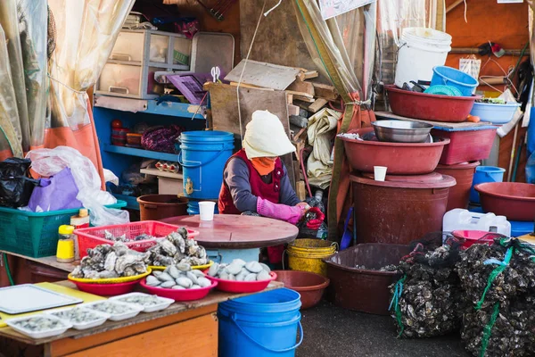 Жінка продає морепродуктів — стокове фото