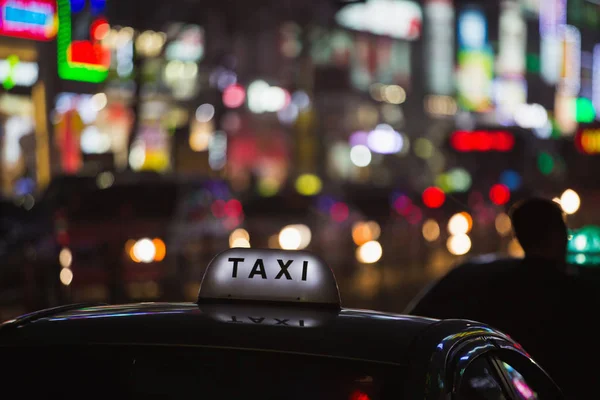 Táxi telhado na cidade noite . — Fotografia de Stock