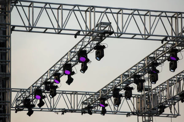 Объекты Spotlights на концерте — стоковое фото