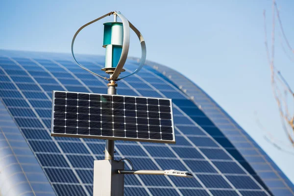 Zonnepanelen op het dak en een windturbine — Stockfoto