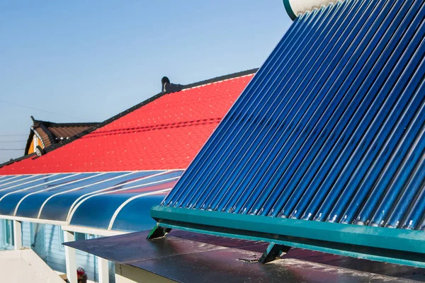 Solární kolektor na střeše budovy — Stock fotografie