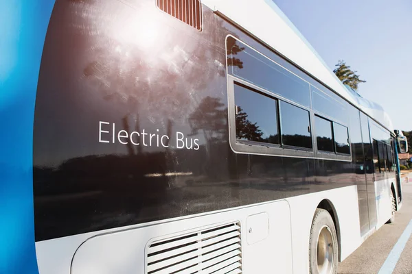 Автобус електромобіля стоїть біля зарядного пристрою . — стокове фото