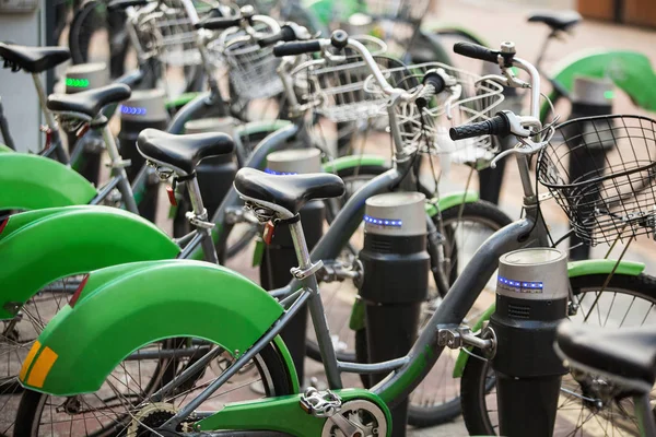 Aluguer de bicicletas no estacionamento — Fotografia de Stock