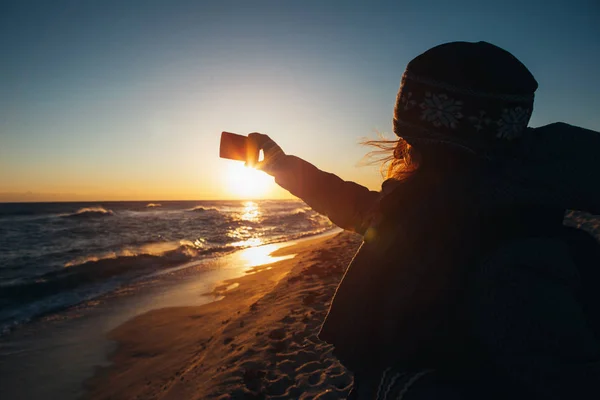 Chica hace una foto en su teléfono — Foto de Stock