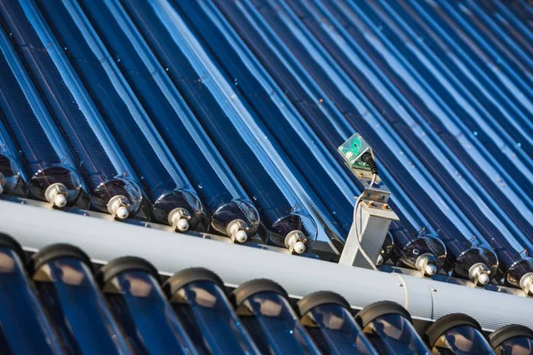 建物の屋根の上太陽集熱器 — ストック写真