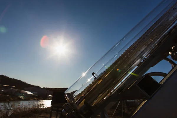Binanın çatısına güneş enerjisi sistemleri — Stok fotoğraf