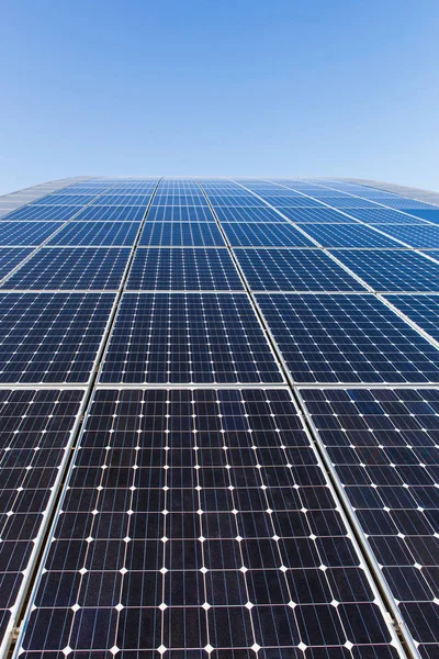 Solární panely na střeše budovy — Stock fotografie