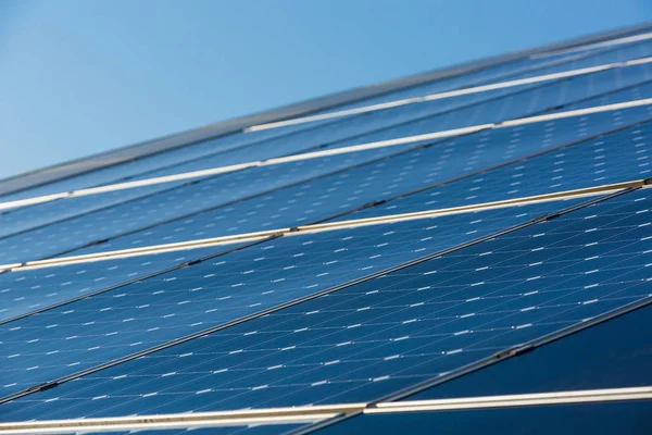 Solarzellen auf dem Dach des Gebäudes — Stockfoto