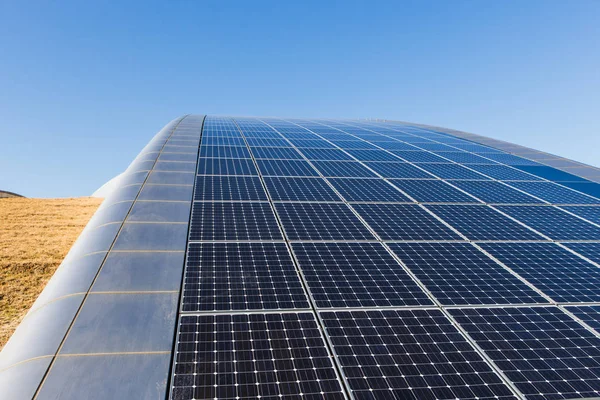 Zonnepanelen op het dak van het gebouw — Stockfoto