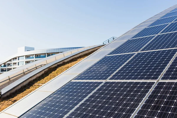 Solarzellen auf dem Dach des Gebäudes — Stockfoto