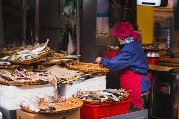 Woman sells seafood — Stock Photo, Image