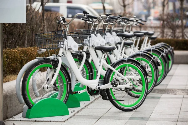 Aluguer de bicicletas no estacionamento — Fotografia de Stock