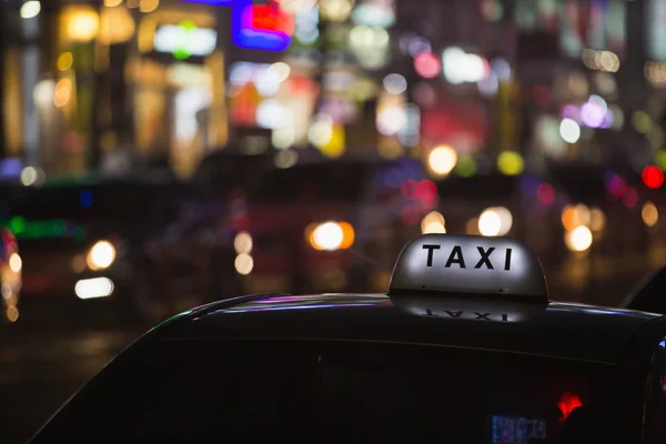 Taxi roof in night city. — Stock Photo, Image