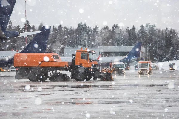 Schneepflug räumt Schnee am Flughafen — Stockfoto