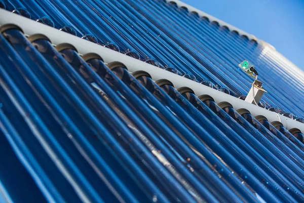 在建筑物的屋顶上的太阳能集热器 — 图库照片