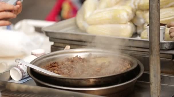 Fast food no mercado de rua da cidade — Vídeo de Stock