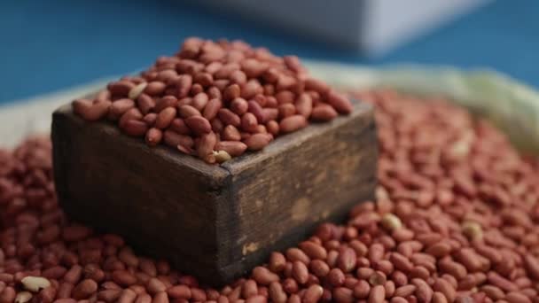 Jordnötter som exponeras i utomhusmarknad — Stockvideo