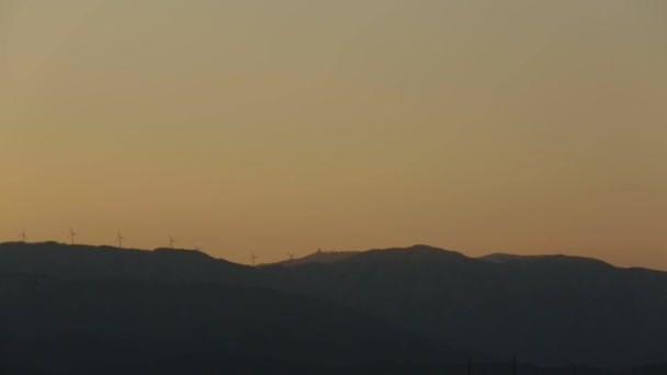 一座山上的风力涡轮机 — 图库视频影像