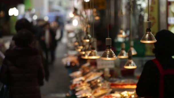 Restauration rapide sur le marché de rue de la ville — Video