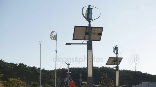 Zonnepanelen op het dak — Stockvideo