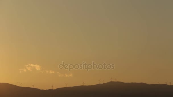 Windturbines op de top van een berg — Stockvideo