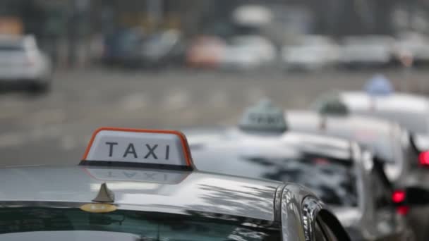 Такси стоят в ряд — стоковое видео
