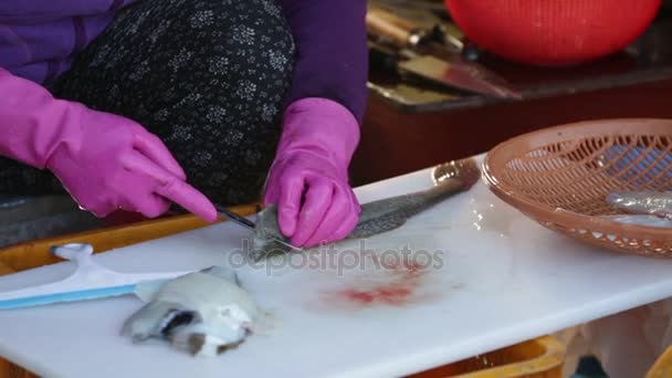 Verkäufer auf dem Fischmarkt — Stockvideo