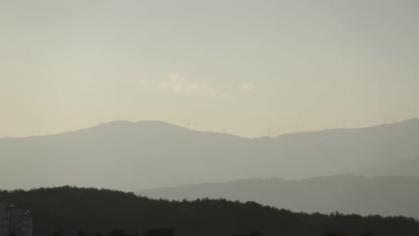 Des éoliennes au sommet d'une montagne — Video