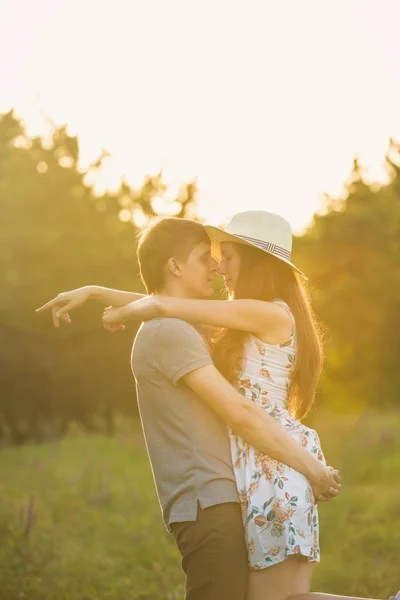 Un tipo está recogiendo a una chica en un sombrero de vaquero — Foto de Stock